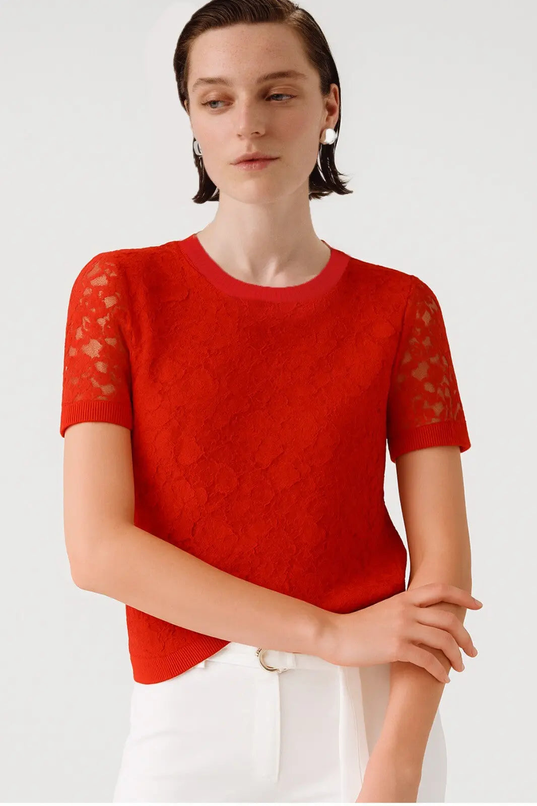 Bluz Kombin Önerileri: Nar Çiçeği Önü Dantelli Bluz ile Şıklık