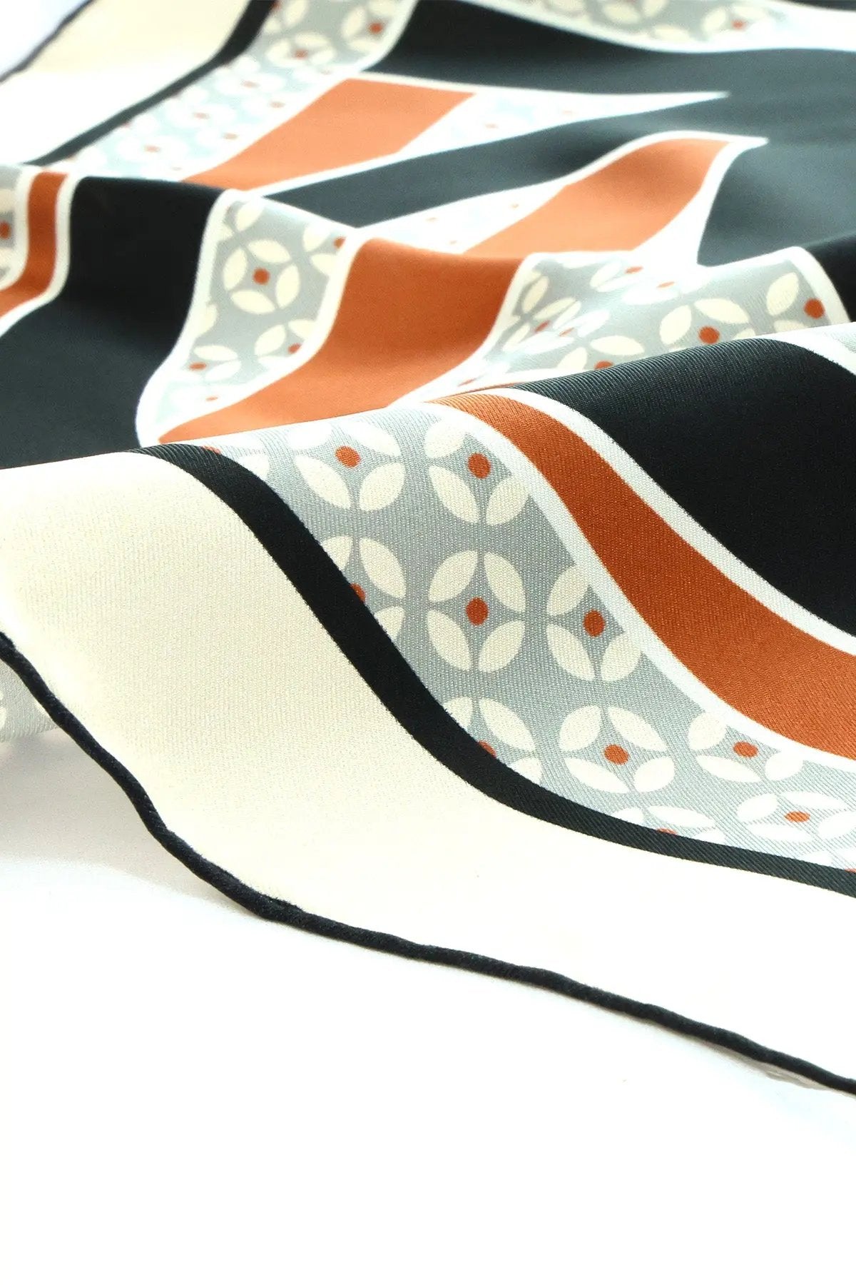 Siyah Kiremit Desenli İpek Eşarp  Mısırlı 1951