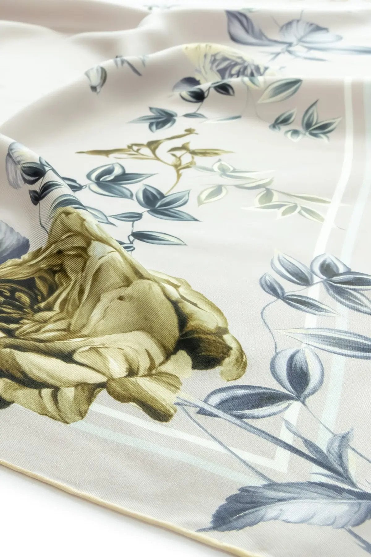 Açık Gri Gül Desenli İpek Eşarp  Mısırlı 1951