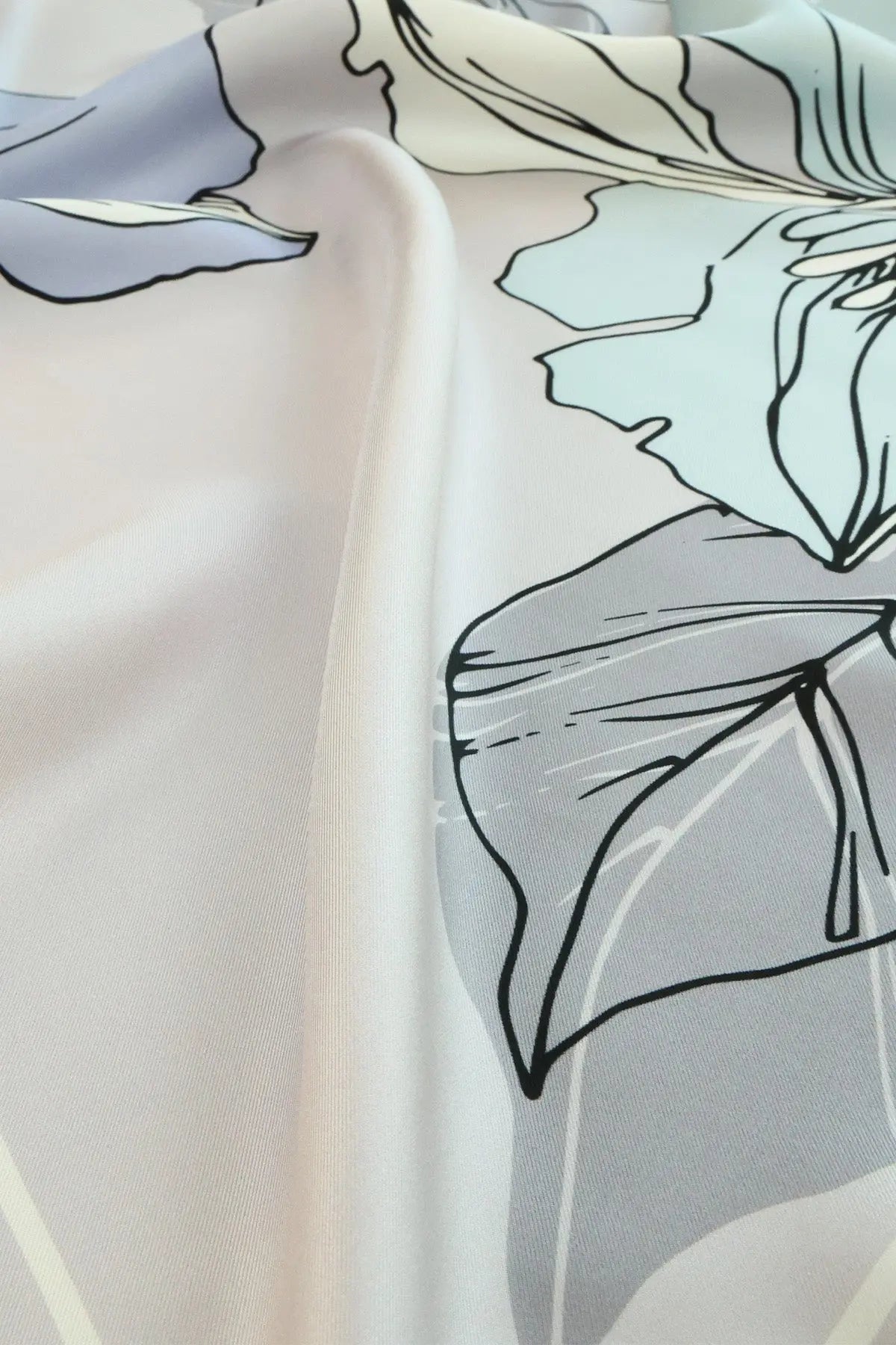 Açık Gri İri Çiçek Baskılı İpek Eşarp  Mısırlı 1951