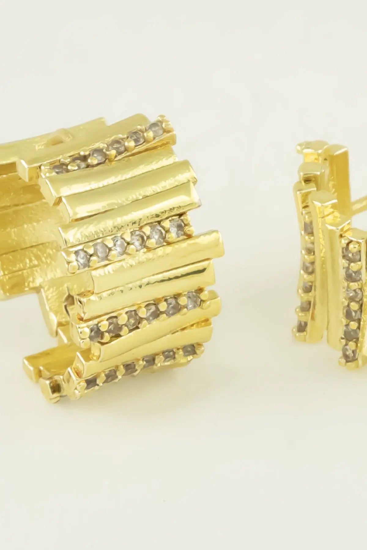 Gold Taş Detaylı Asimetrik Halka Küpe  Mısırlı 1951