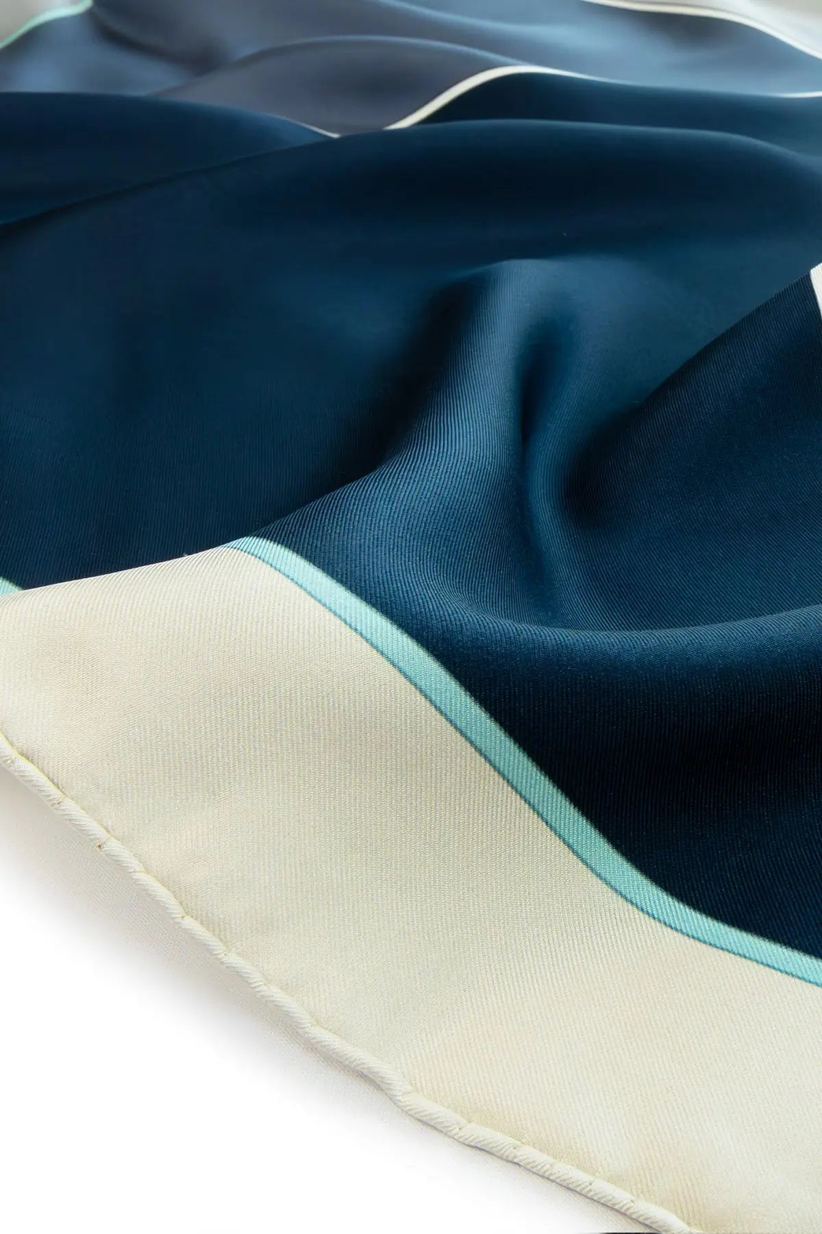 Lacivert Ekru Renk Bloklu İpek Eşarp  Mısırlı 1951