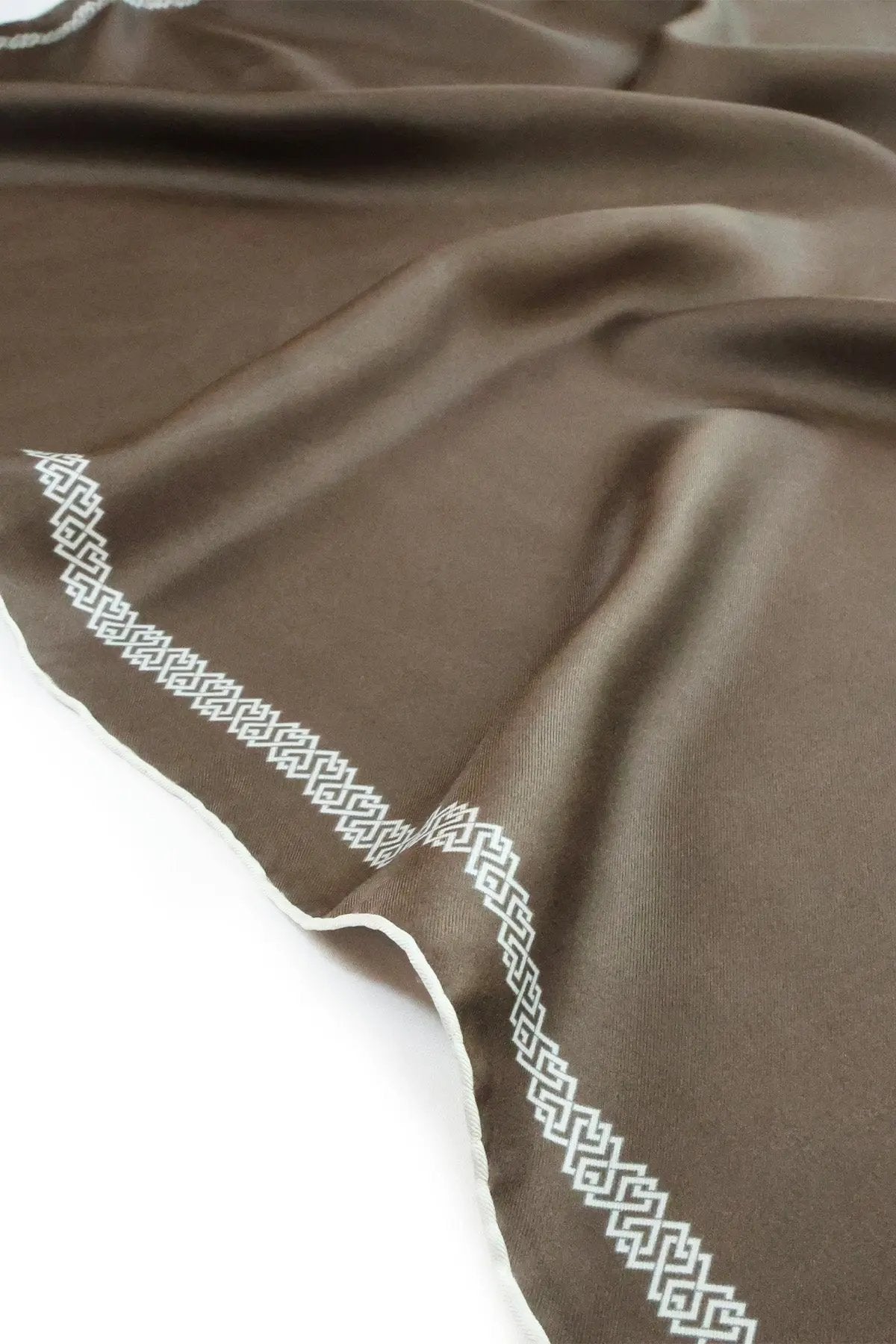 Kahverengi Kenarı Geometrik Desenli İpek Eşarp  Mısırlı 1951