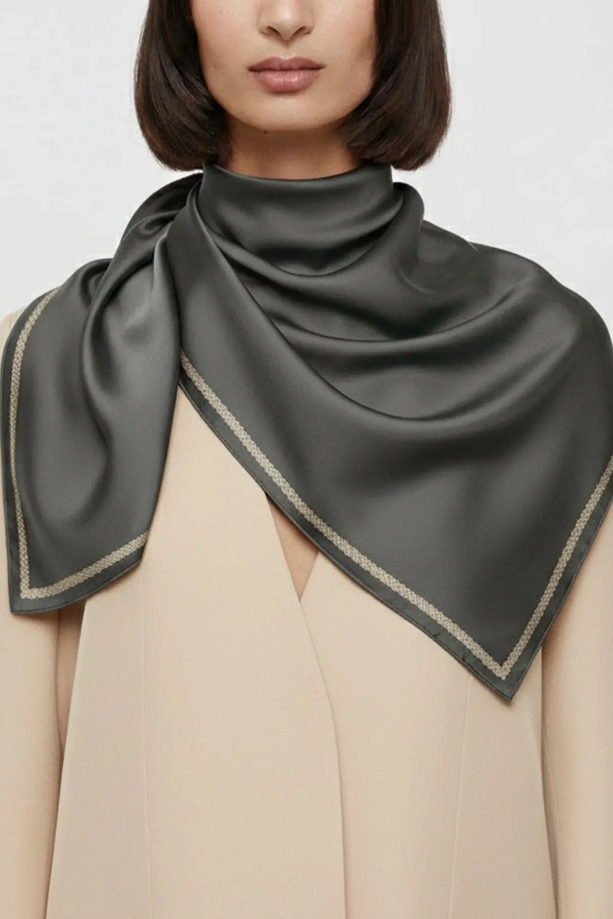 Siyah Kenarı Geometrik Desenli İpek Eşarp  Mısırlı 1951