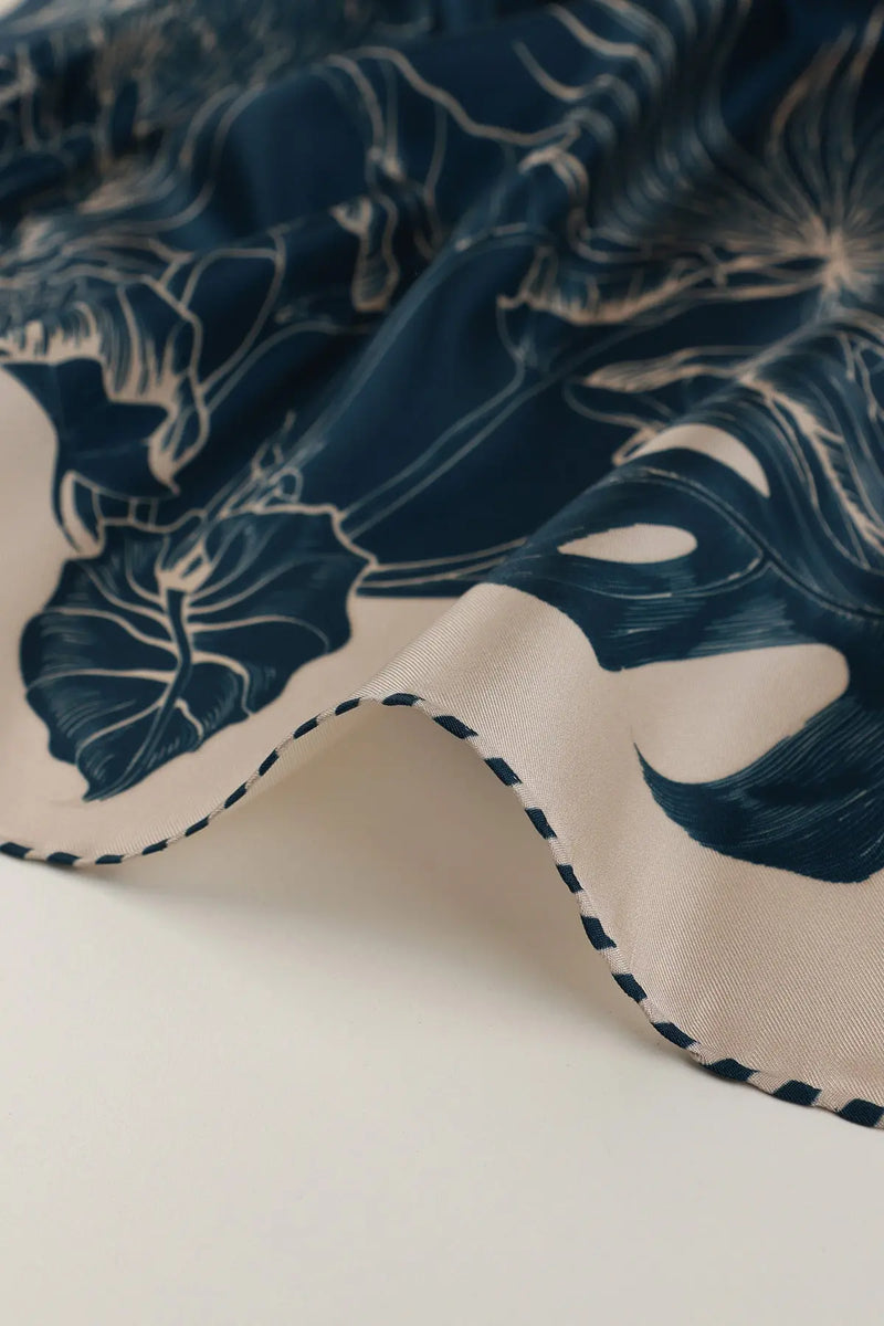 Lacivert Tropikal Botanik Desenli İpek Eşarp  Mısırlı 1951