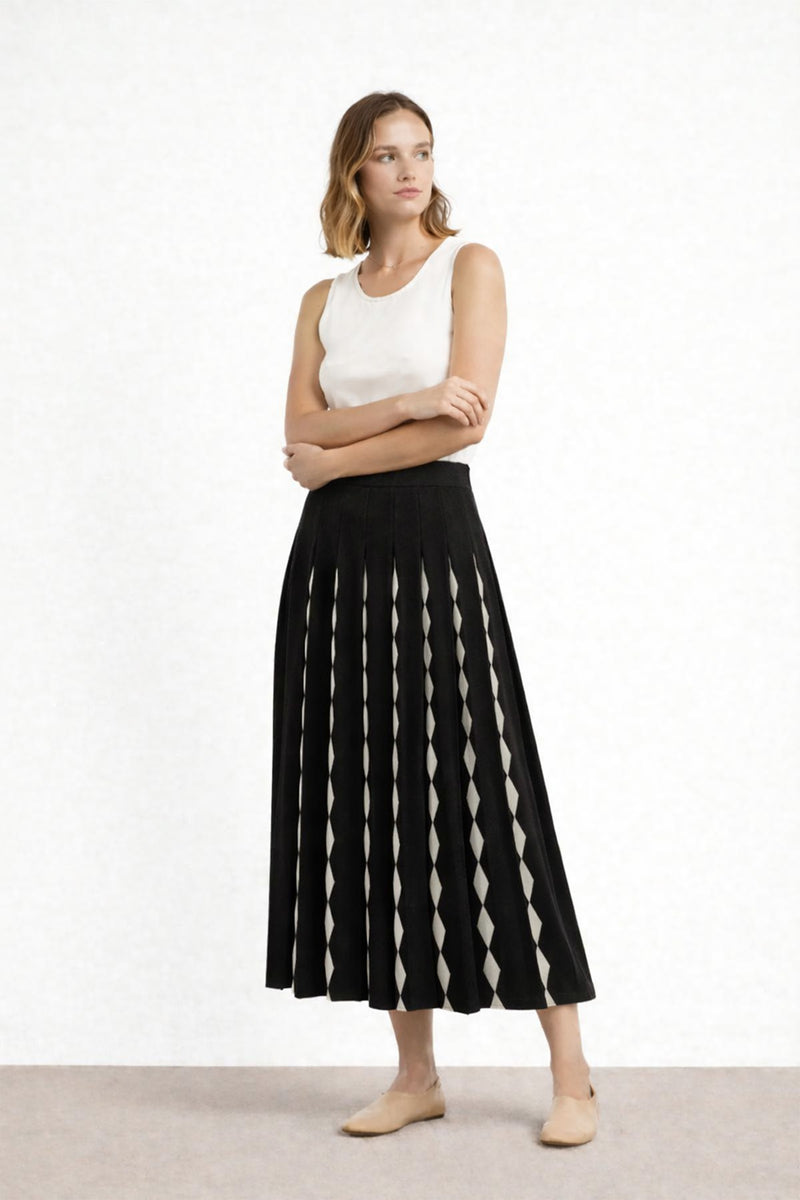 Siyah Beyaz Geometrik Desenli Pileli Etek