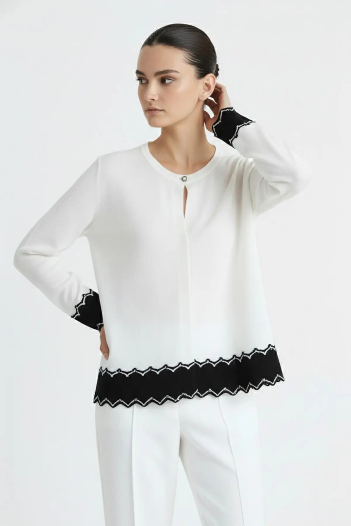 Ekru Siyah Etek Ucu Desenli Kadın Hırka  Mısırlı 1951