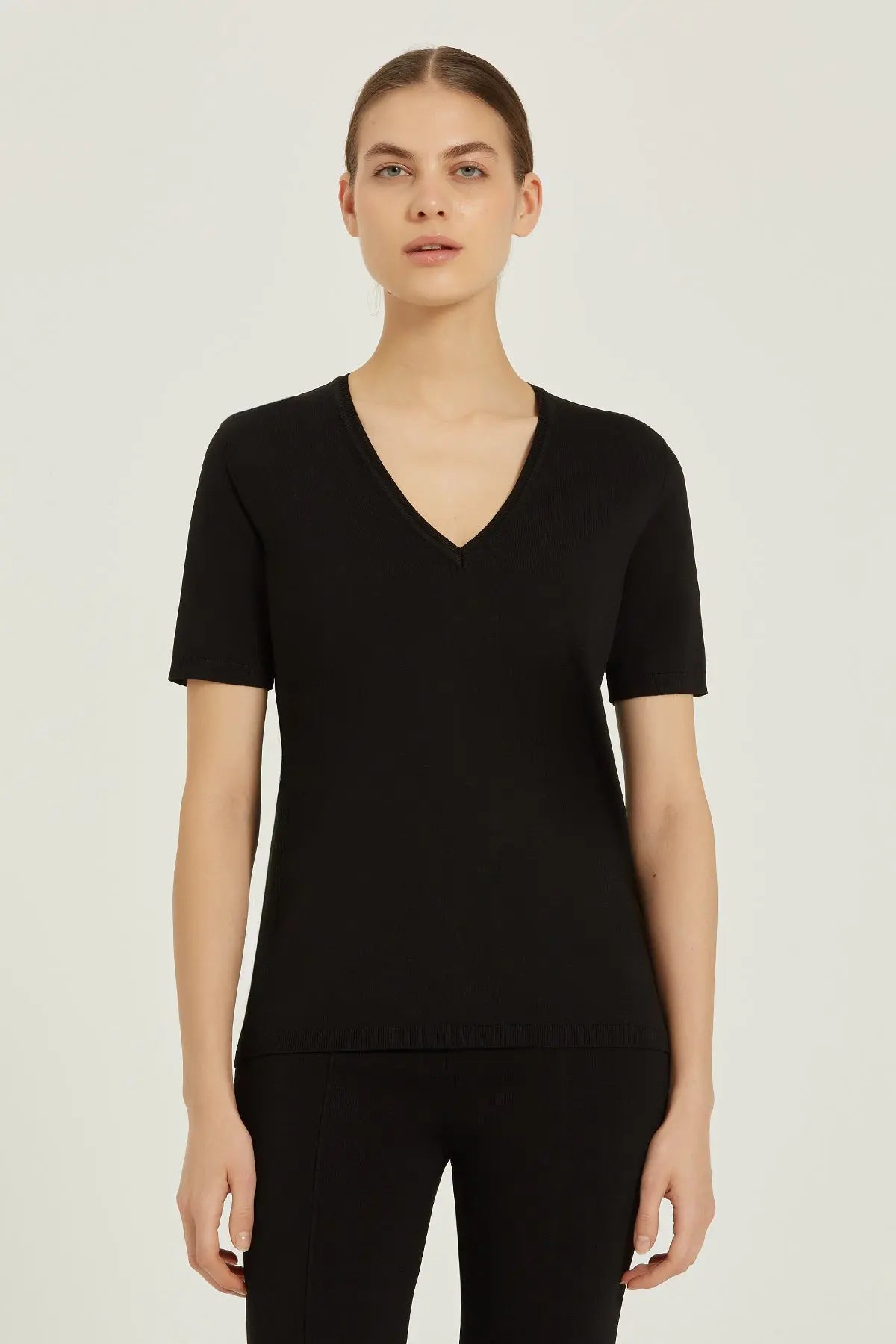 Siyah V Yaka Triko Kadın Tişört  Mısırlı 1951