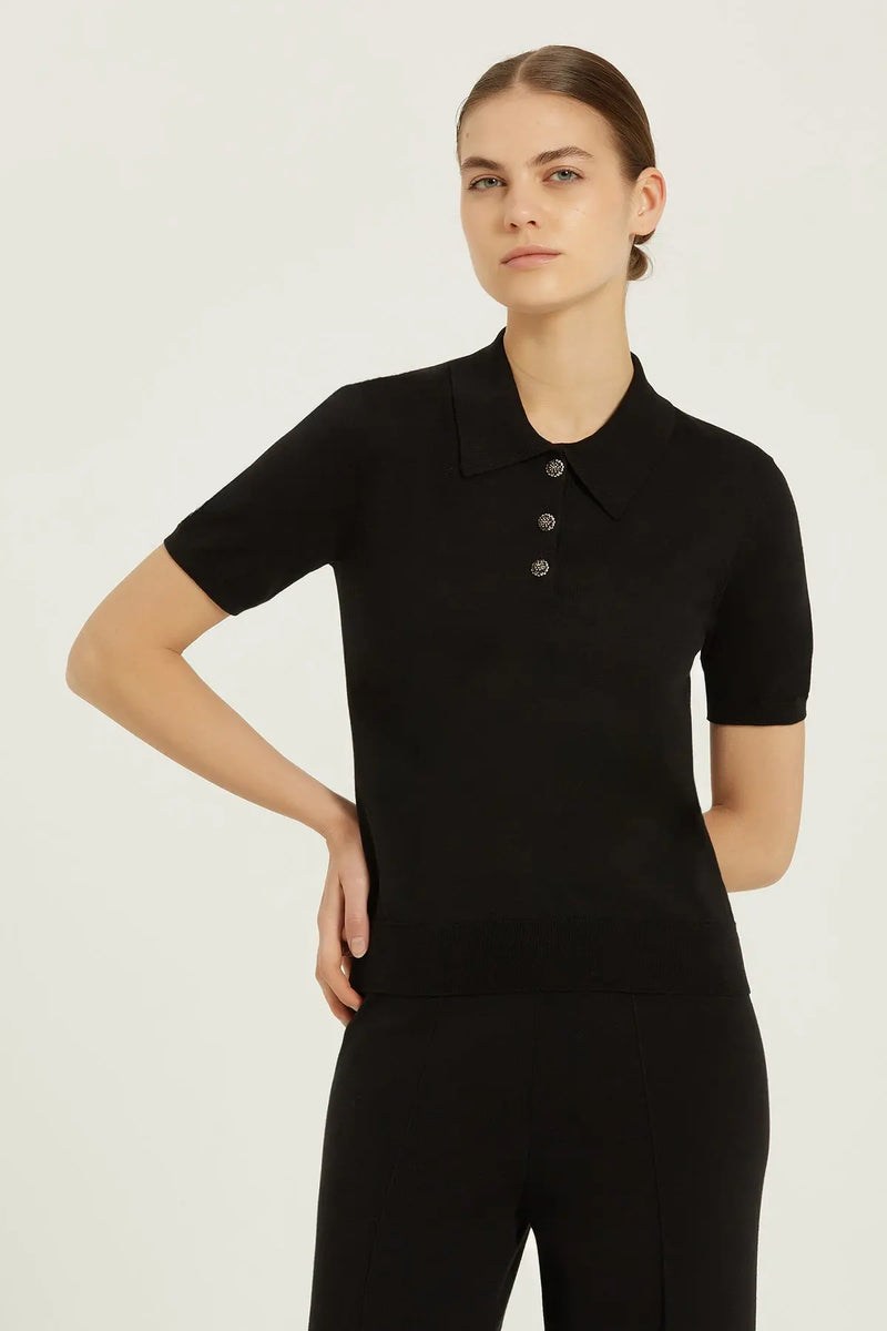 Siyah Polo Yaka Çiçek Düğmeli Kadın Tişört  Mısırlı 1951