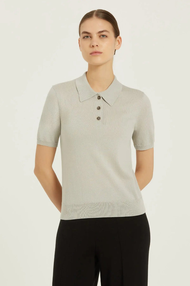 Açık Gri Polo Yaka Çiçek Düğmeli Kadın Tişört  Mısırlı 1951
