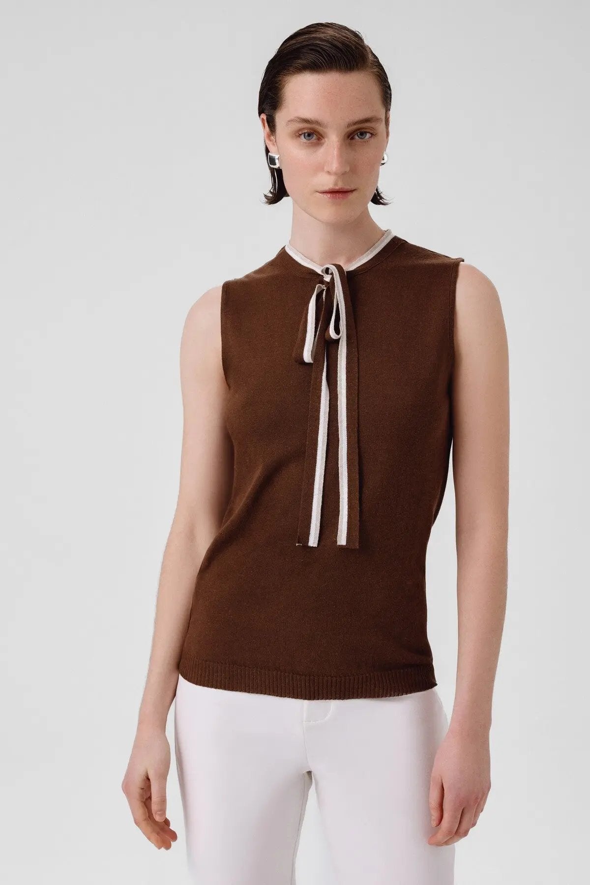 Kahverengi Yakası Bağlamalı Kolsuz Bluz  Mısırlı 1951