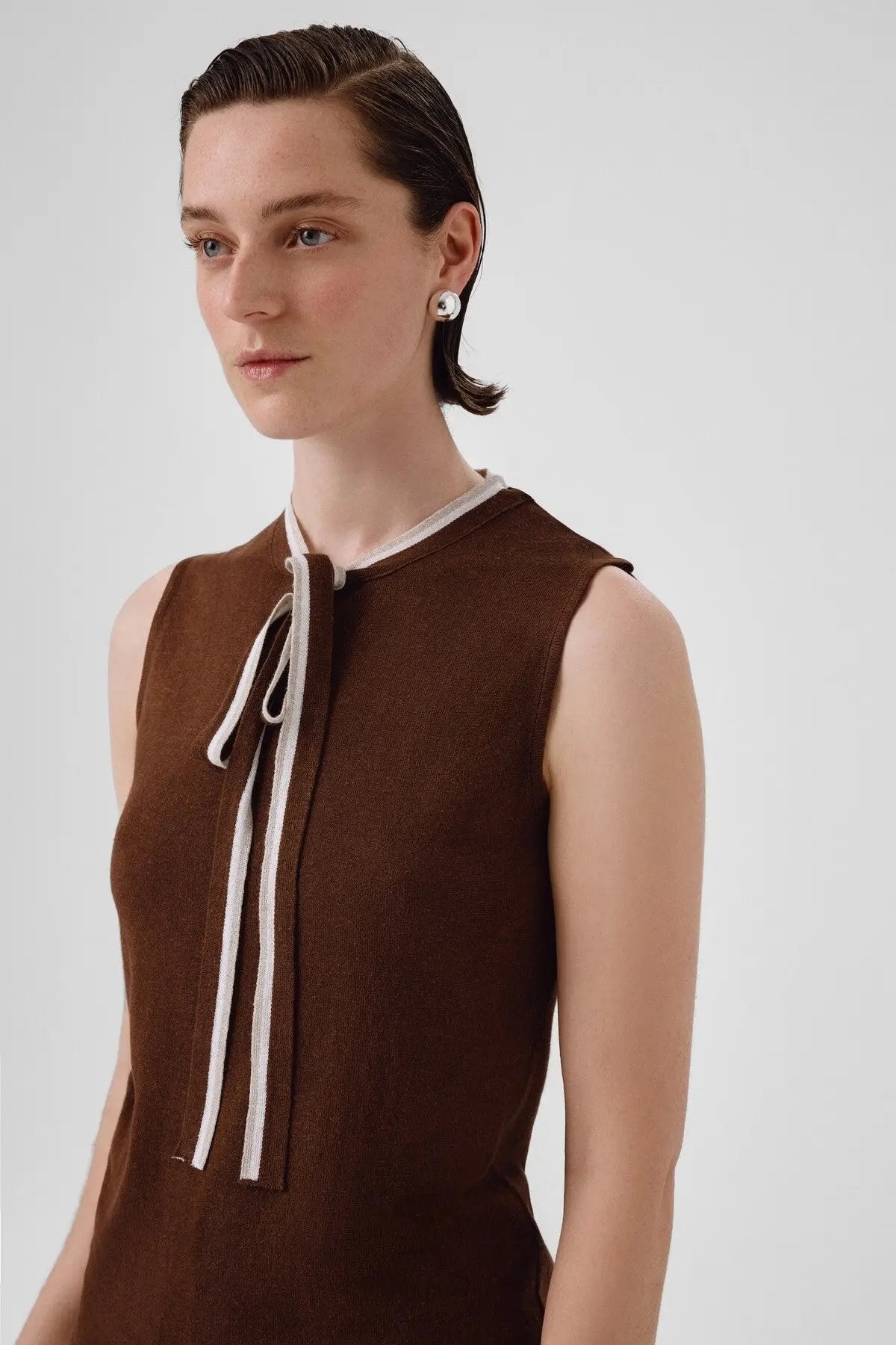 Kahverengi Yakası Bağlamalı Kolsuz Bluz  Mısırlı 1951