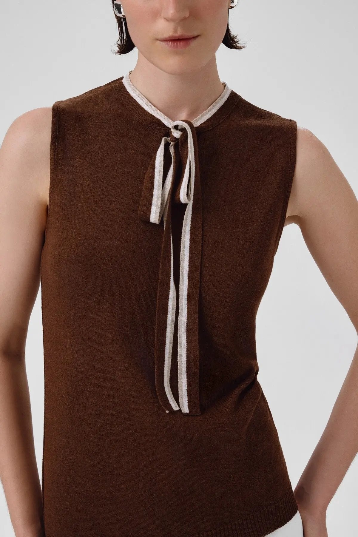 Kahverengi Yakası Bağlamalı Kolsuz Bluz  Mısırlı 1951