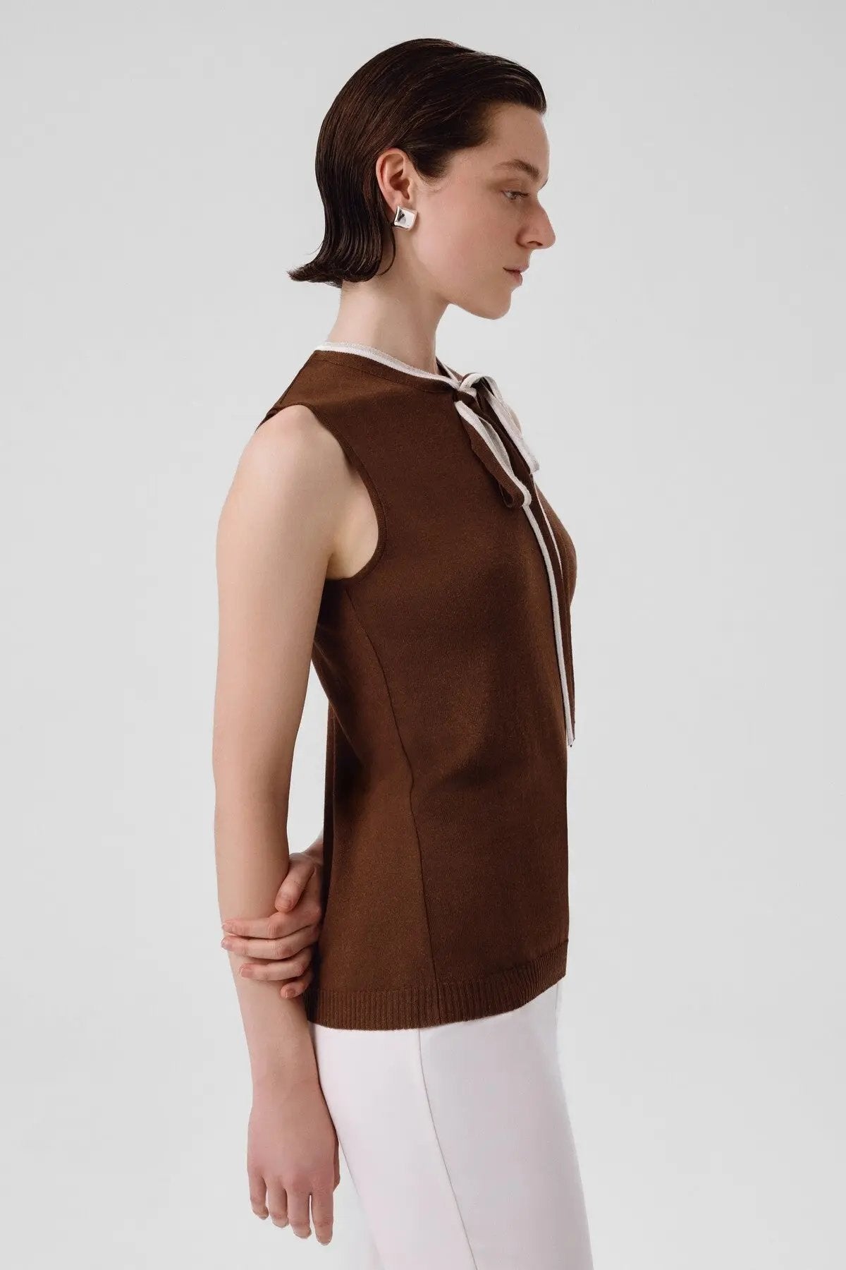 Kahverengi Yakası Bağlamalı Kolsuz Bluz  Mısırlı 1951