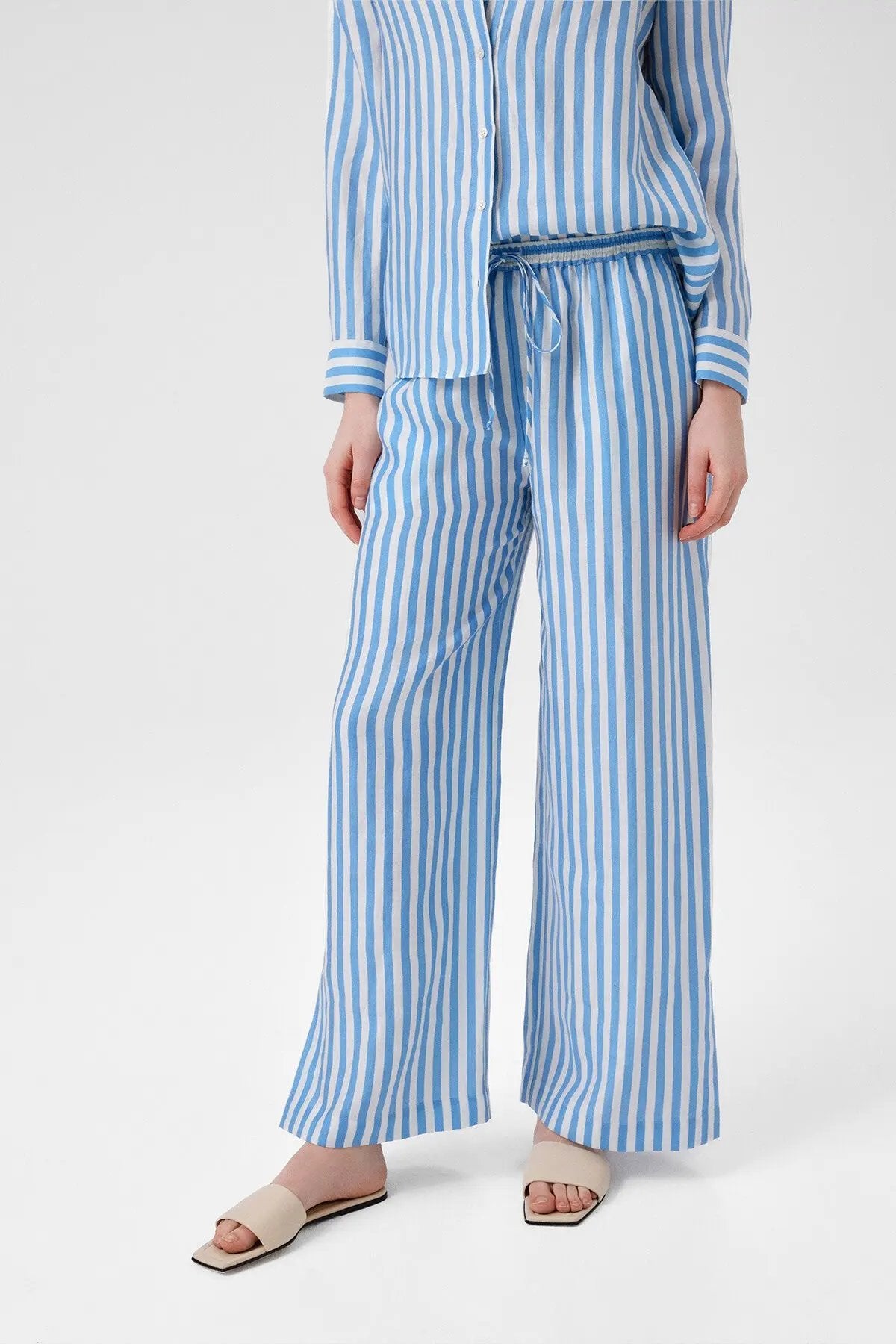 Mavi Beyaz Çizgili Paçası Yırtmaçlı Kadın Pantolon  Mısırlı 1951
