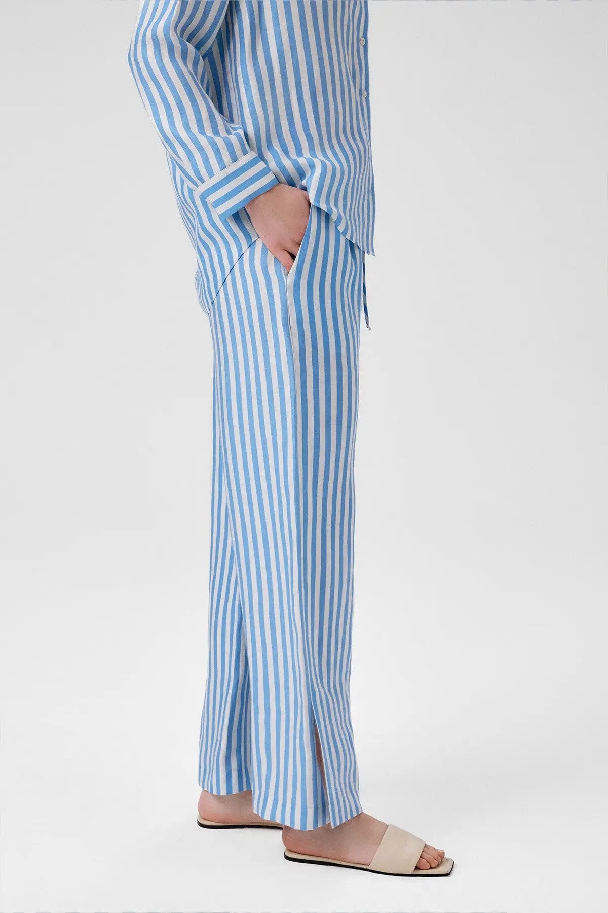 Mavi Beyaz Çizgili Paçası Yırtmaçlı Kadın Pantolon  Mısırlı 1951