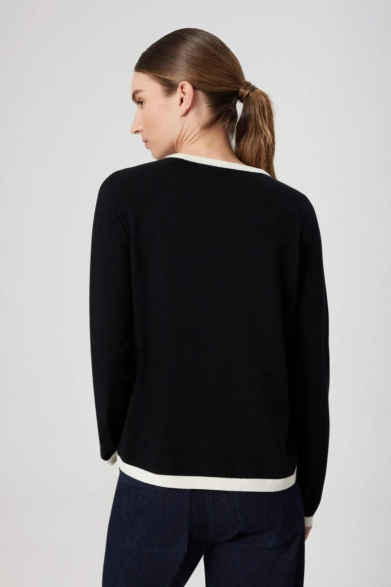 Siyah Beyaz Gül Aplikeli Kadın Hırka