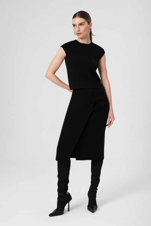 Siyah Yakası Desenli Crop Top - Mısırlı